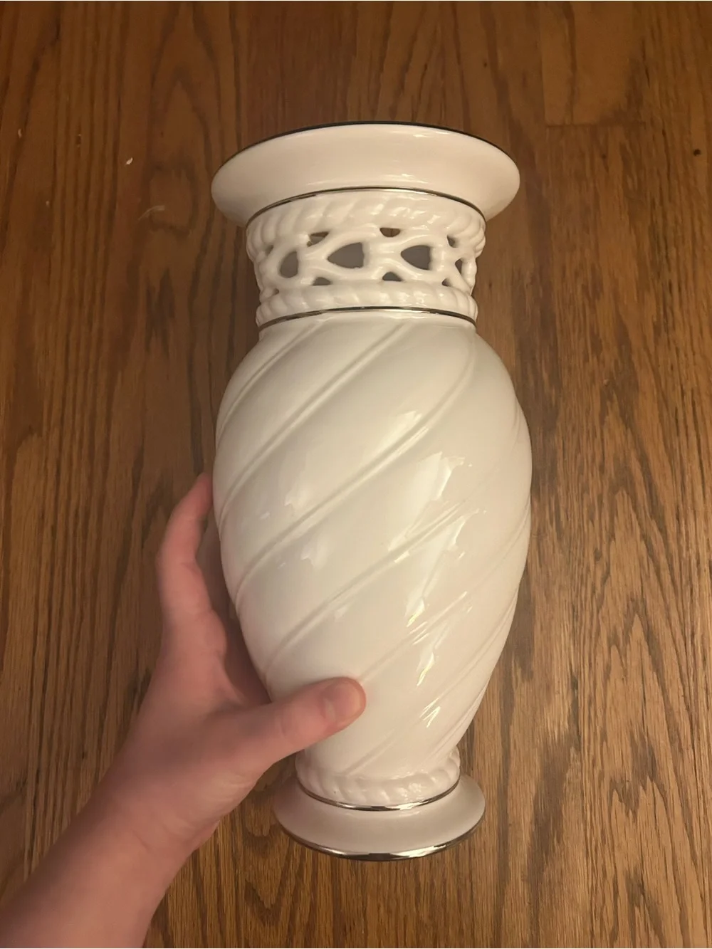 Lenox Latice Cream/White Classic Swirl Patterned Vase W/ Gold Colored Accents